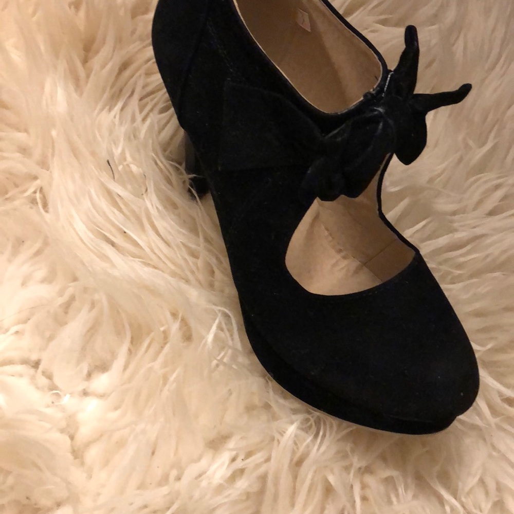 Black heels with bows
